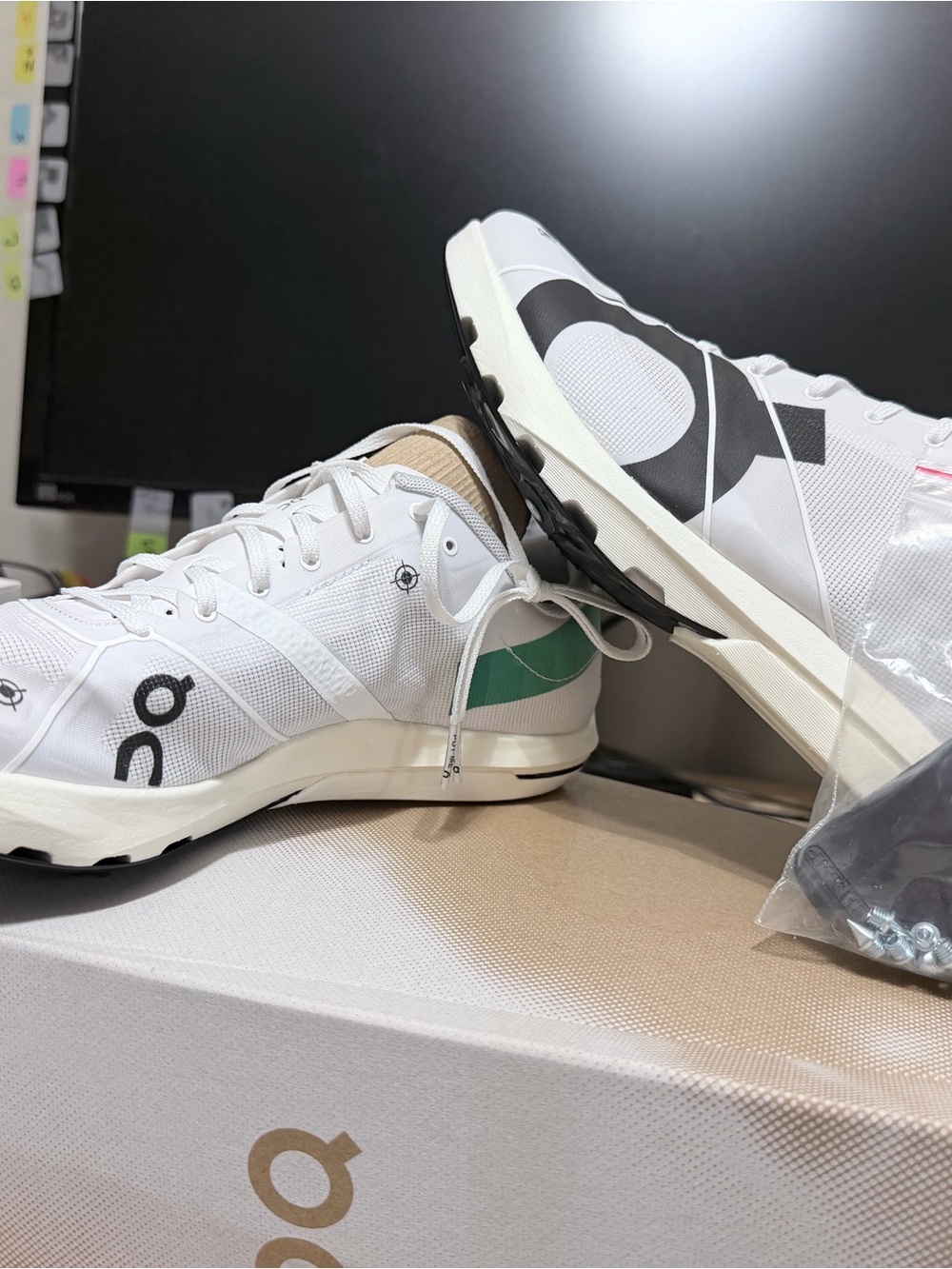 On Cloud cloud spike 10000m track Shoes men’s size 9.5 in White with Green